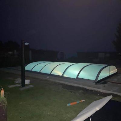 Terasa z masseranduby u bazénu se slanou vodou