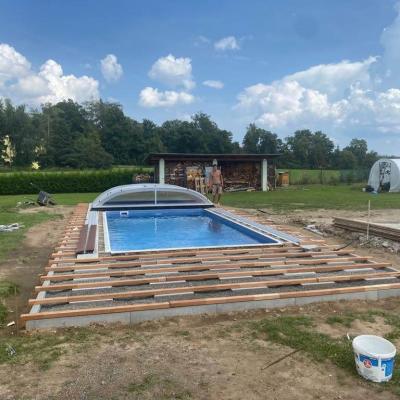 Terasa z masseranduby u bazénu se slanou vodou