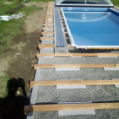 Terasa z masseranduby u bazénu se slanou vodou