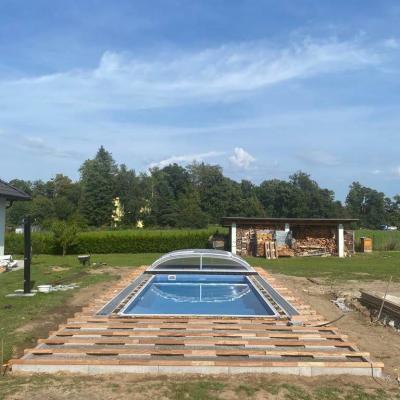 Terasa z masseranduby u bazénu se slanou vodou