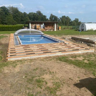 Terasa z masseranduby u bazénu se slanou vodou