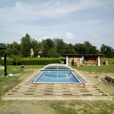 Terasa z masseranduby u bazénu se slanou vodou