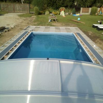 Terasa z masseranduby u bazénu se slanou vodou