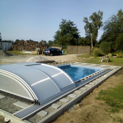 Terasa z masseranduby u bazénu se slanou vodou