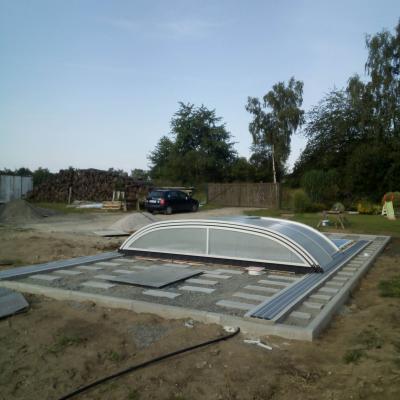 Terasa z masseranduby u bazénu se slanou vodou