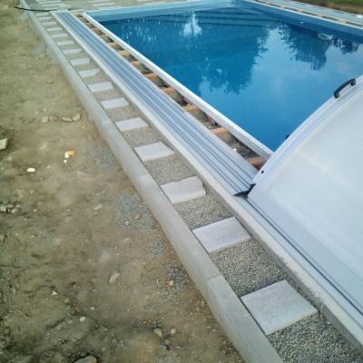 Terasa z masseranduby u bazénu se slanou vodou