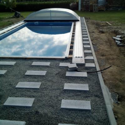 Terasa z masseranduby u bazénu se slanou vodou