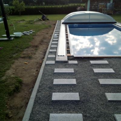 Terasa z masseranduby u bazénu se slanou vodou