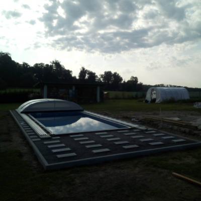 Terasa z masseranduby u bazénu se slanou vodou