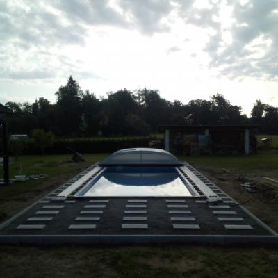 Terasa z masseranduby u bazénu se slanou vodou