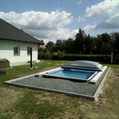 Terasa z masseranduby u bazénu se slanou vodou