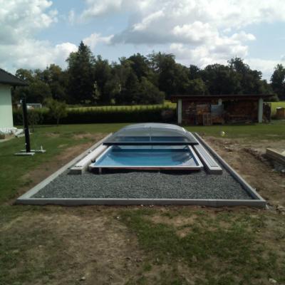 Terasa z masseranduby u bazénu se slanou vodou