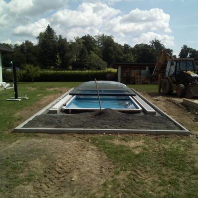 Terasa z masseranduby u bazénu se slanou vodou