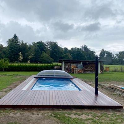 Terasa z masseranduby u bazénu se slanou vodou